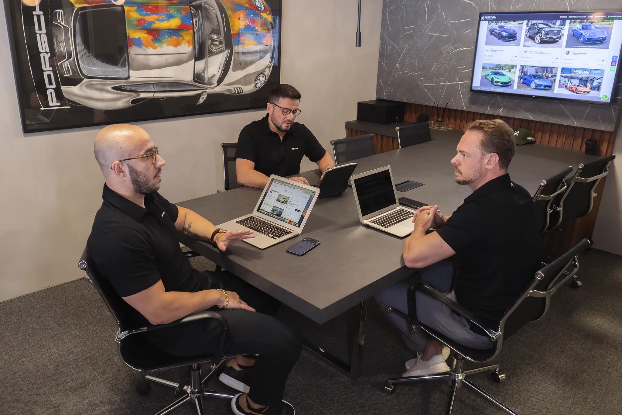 Equipe Hastam Motors em reunião